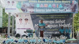 Wali Kota Metro, Bambang Iman Santoso saat memberikan pesan kepada Nakes saat Puncak Peringatan Hari Kesehatan Nasional (HKN) Ke-61 Tahun 2025 di halaman kantor Dinkes setempat, Jumat (21/11/2025). (Ist)
