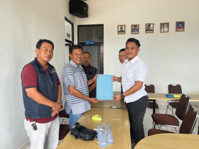 
 Arliyan Athnar Fadli resmi mengambil formulir pendaftaran sebagai Bakal Calon Ketua PWI Kabupaten Lampung Timur