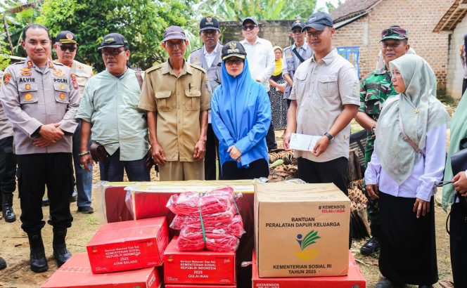 
 Bupati Pesawaran Tinjau Lokasi Terdampak Puting Beliung di Kecamatan Tegineneng