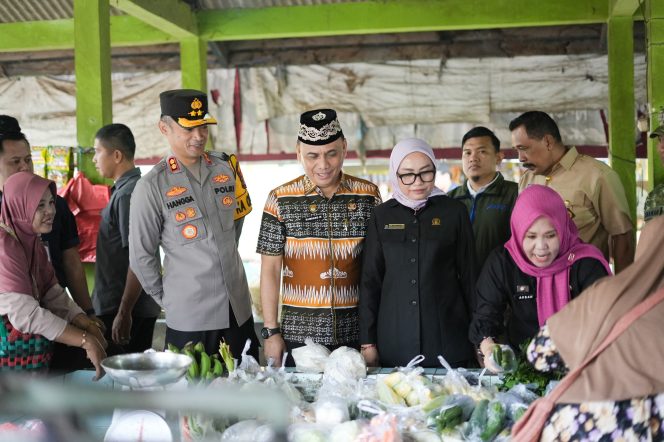 
 Walikota Metro bersama jajaran Forkopimda memantau harga sembako di pasar