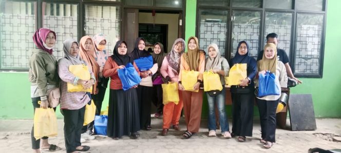 
 Pemkot Metro membagikan 2.500 bingkisan lebaran