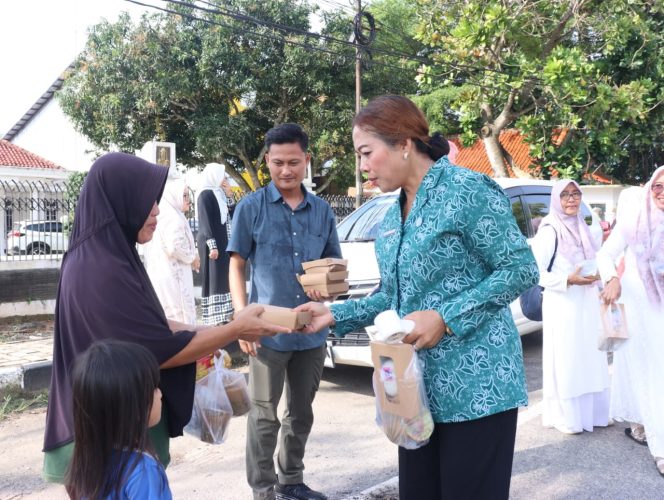 
 Ni Ketut Dewi Nadi Komang Koheri berbagi takjil bersama organisasi perempuan di Kabupaten Lampung Tengah