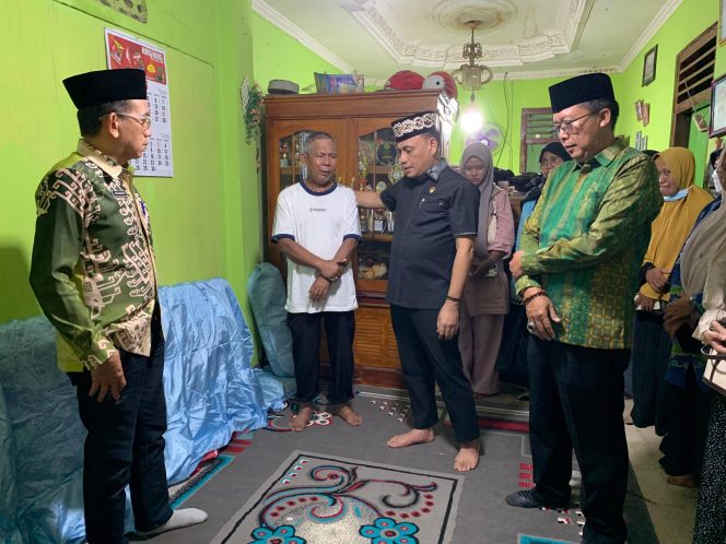 
 Walikota dan Ratusan Masyarakat Bertakziah dan Mensholatkan Jenazah Hafizah Korban Hanyut Di Wira Garden.