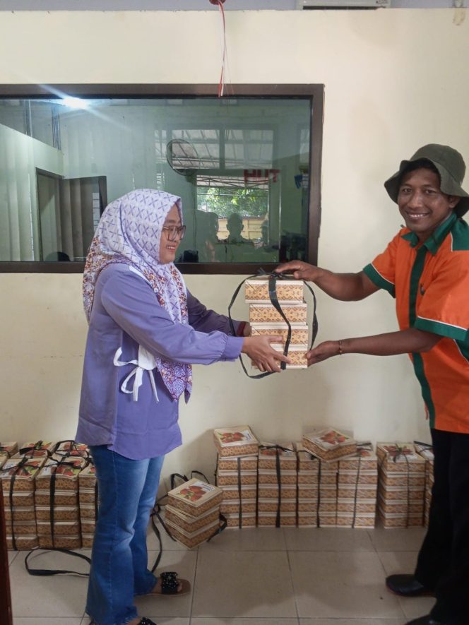 
 Senyum Sumringah Pasukan Oranye Terima Paket Jumat Berkah