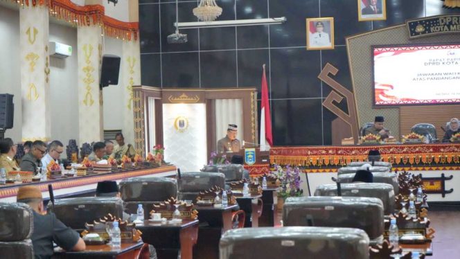 
 Walikota Metro Apresiasi Atas Saran Dan Kritik Sekaligus Masukan Yang Di Sampaikan Seluruh Fraksi DPRD