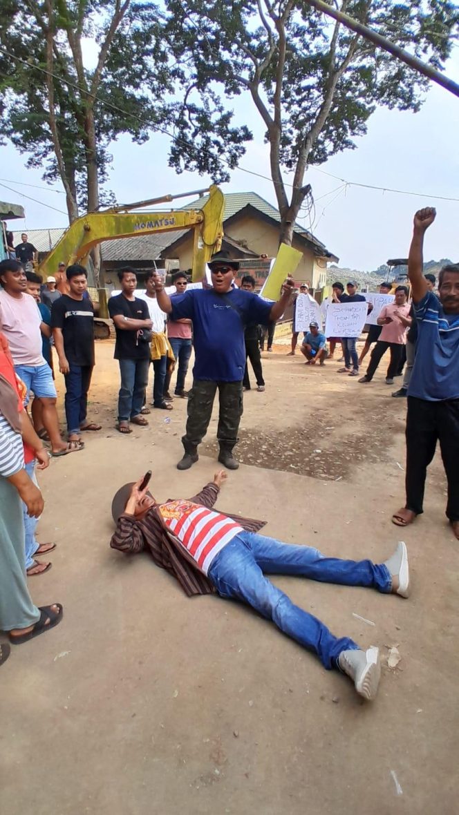 
 Warga menutup akses masuk TPAS Karangrejo