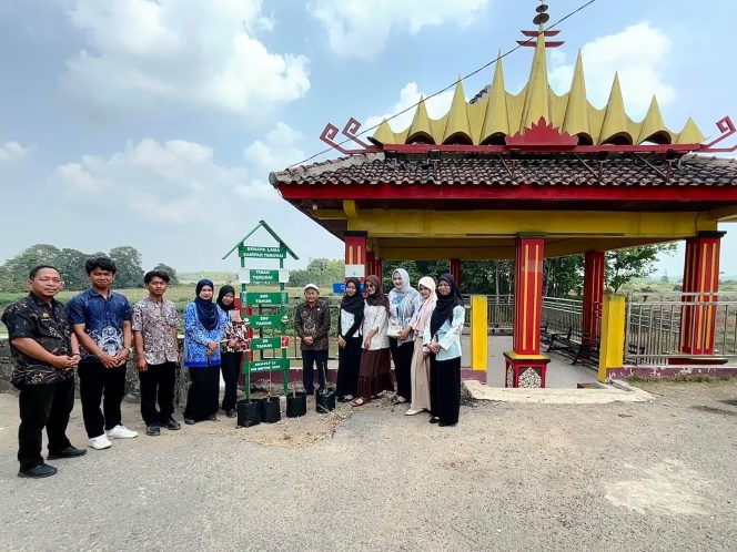 
 Mahasiswa KKN UM Metro Hadirkan Papan Edukasi Sampah untuk Mendorong Kepedulian Lingkungan di Tiyuh Penumangan