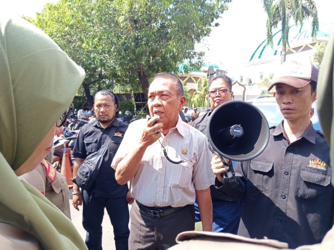 
 Wakil Ketua DPRD, Guru dan Ormas Demo Kantor Wali Kota Metro