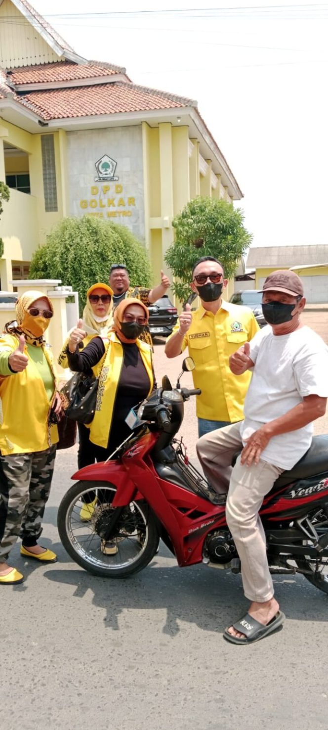 
 DPD Golkar Kota Metro Bagikan 1500 Masker Gratis Kepada Masyarakat