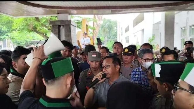 
 Anggota DPRD Kota Metro Temui Aksi Masa Aliansi Mahasiswa Metro