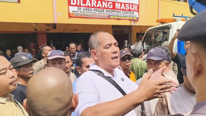 
 Pemkot Metro Stop Penarikan Retribusi Shopping Center, Pemasangan Pengumuman Sempat Dilawan Pedagang 