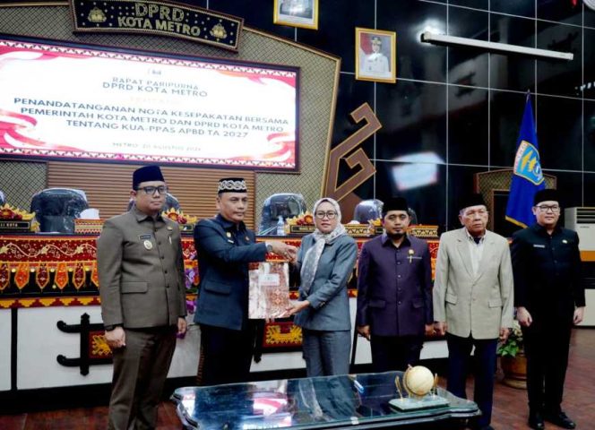 
 Rapat Paripurna tentang KUA-PPAS APBD 2027 Kota Metro Disepakati bersama